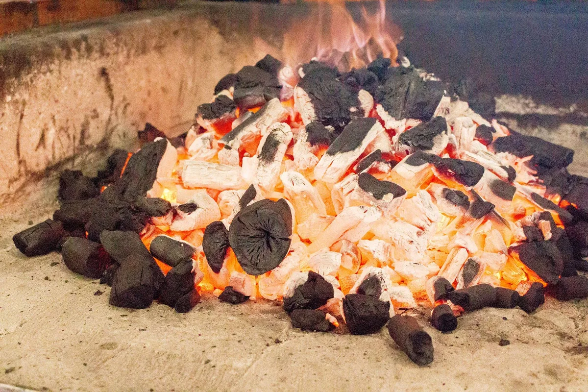 Carvão em brasa preparado para grelhar
