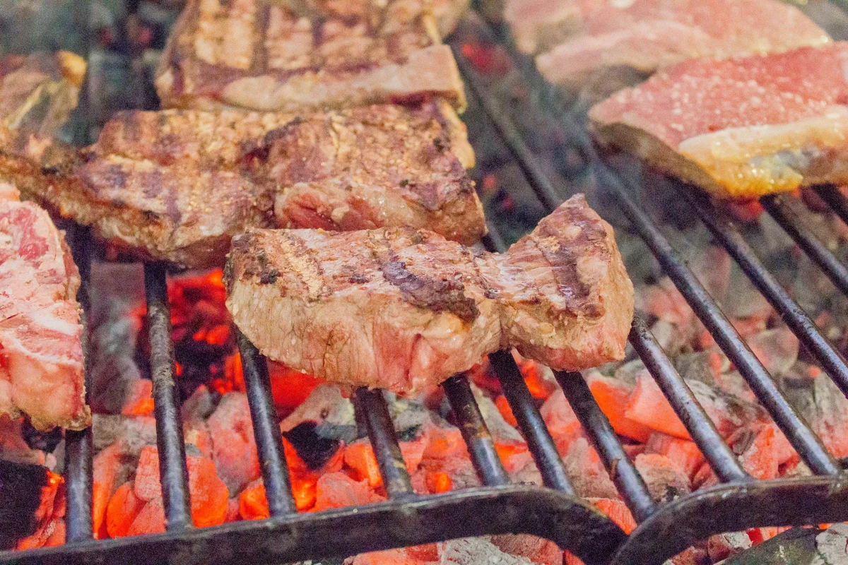 Carne transmontana a grelhar sobre brasas