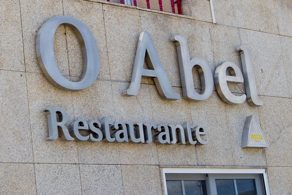 Letreiro exterior do Restaurante O Abel