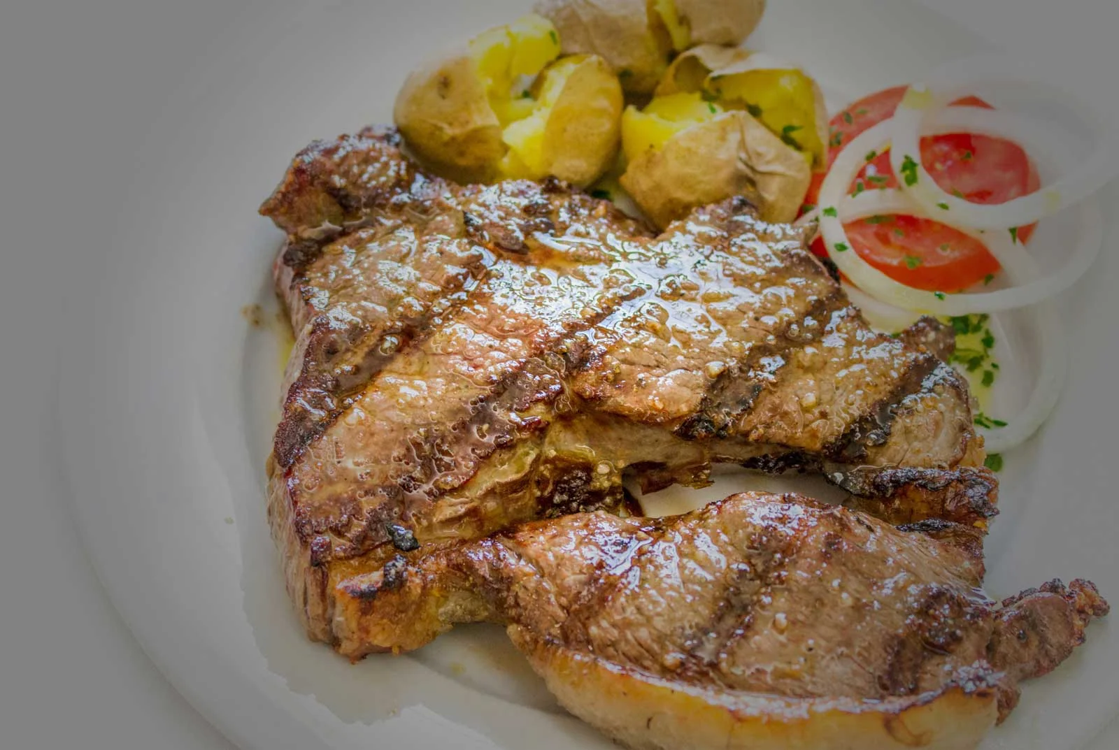 Costeleta grelhada com acompanhamento