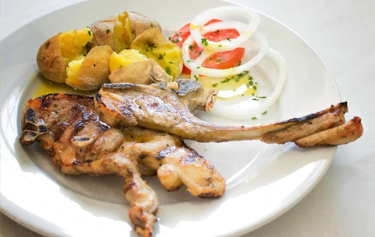 Costeleta de vitela grelhada com batata e salada