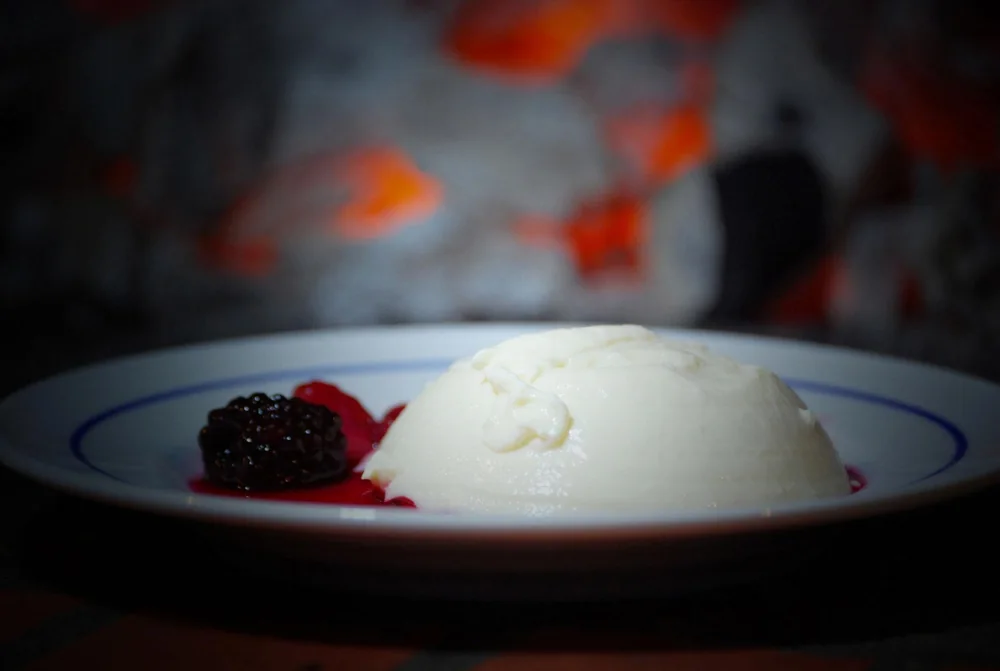Sobremesa caseira servida com frutos vermelhos