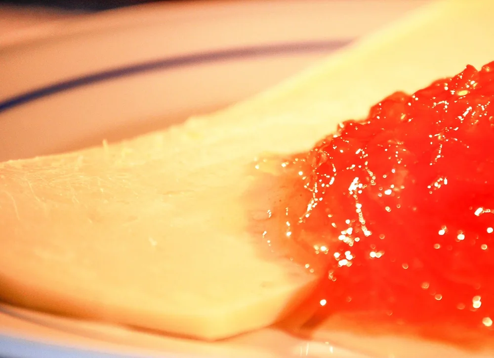 Queijo servido com doce tradicional